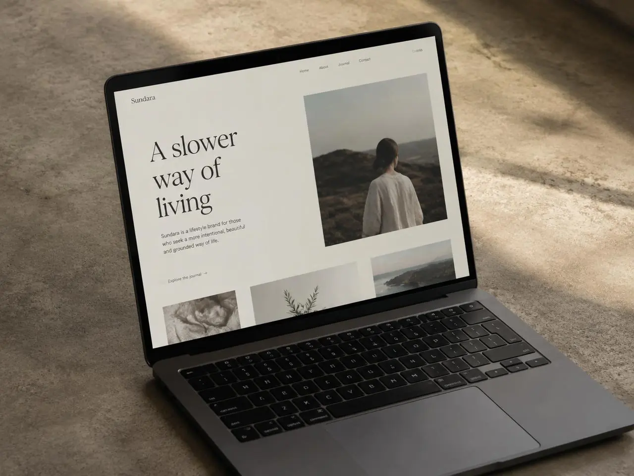 Site editorial exibido em um notebook